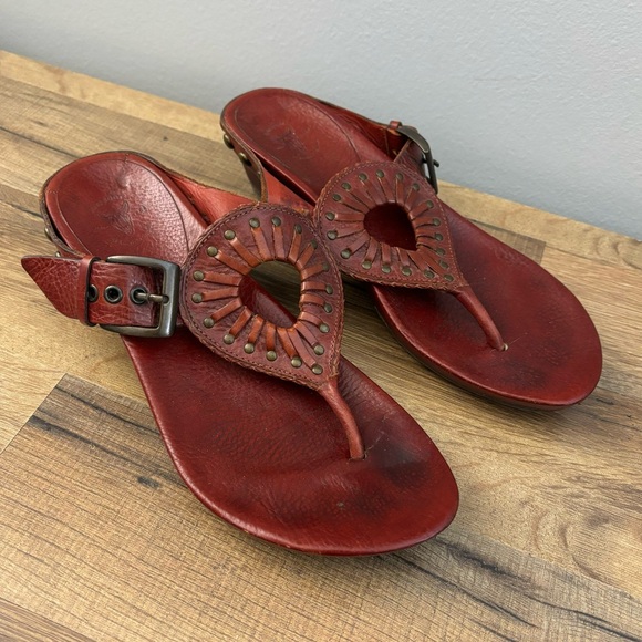 Frye Sandals Brick Red Leather Studded T-Strap Thong Women’s - Picture 1 of 8